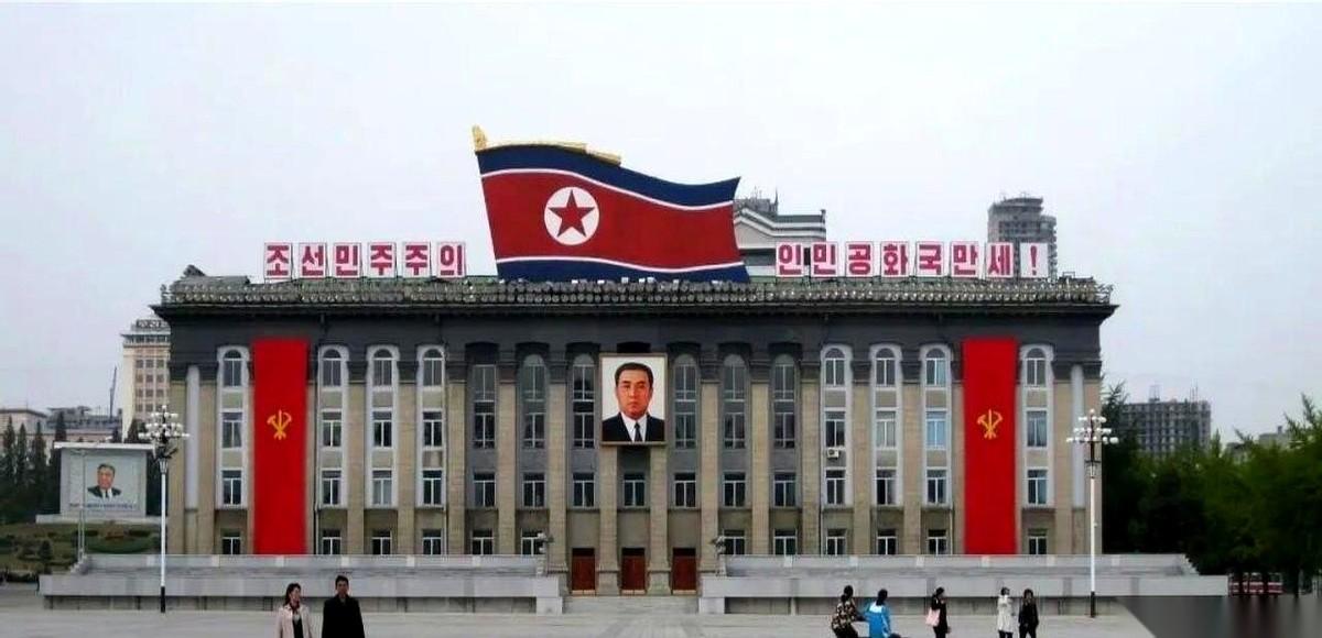 朝鲜把宪法名字里的“社会主义”四个字，给删了。紧接着，最高人民会议现场，全体代