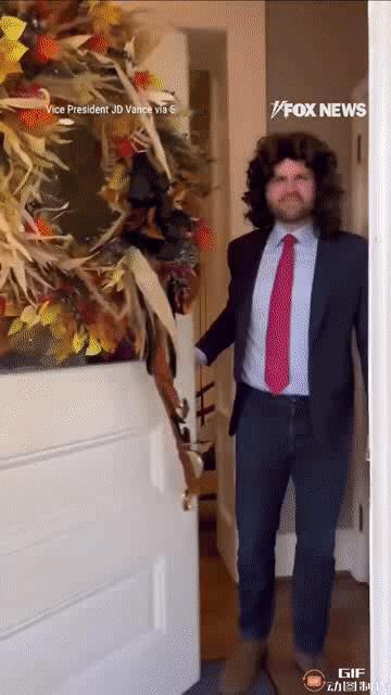 美国副总统万斯在万圣节期间自嘲一番，反而赢得了网友的喜爱。他戴着一顶棕色卷发