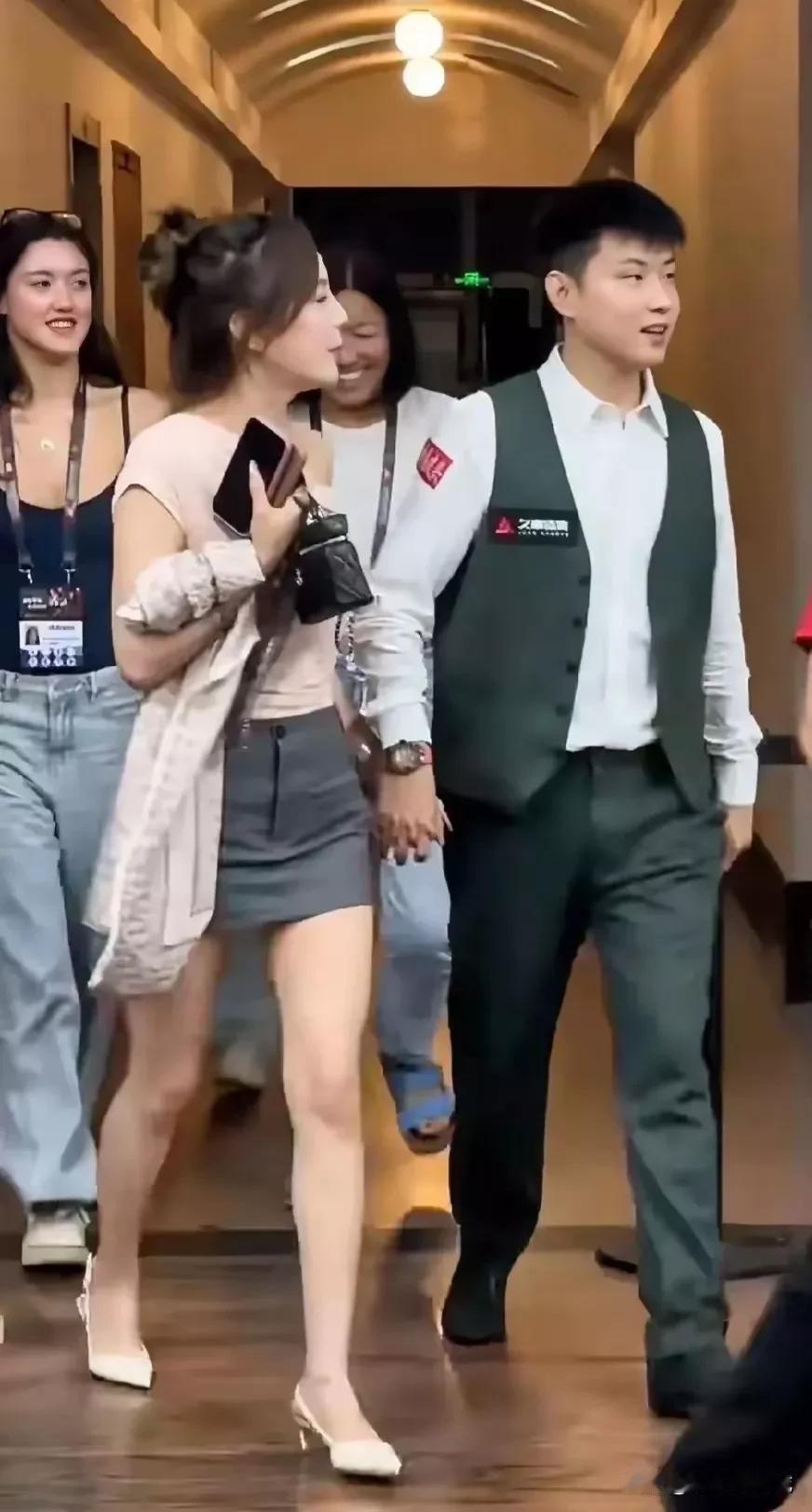 昨天晚上输球后的赵心童牵着女朋友的手离开比赛现场，看不出一丁点儿输球后沮丧的样子