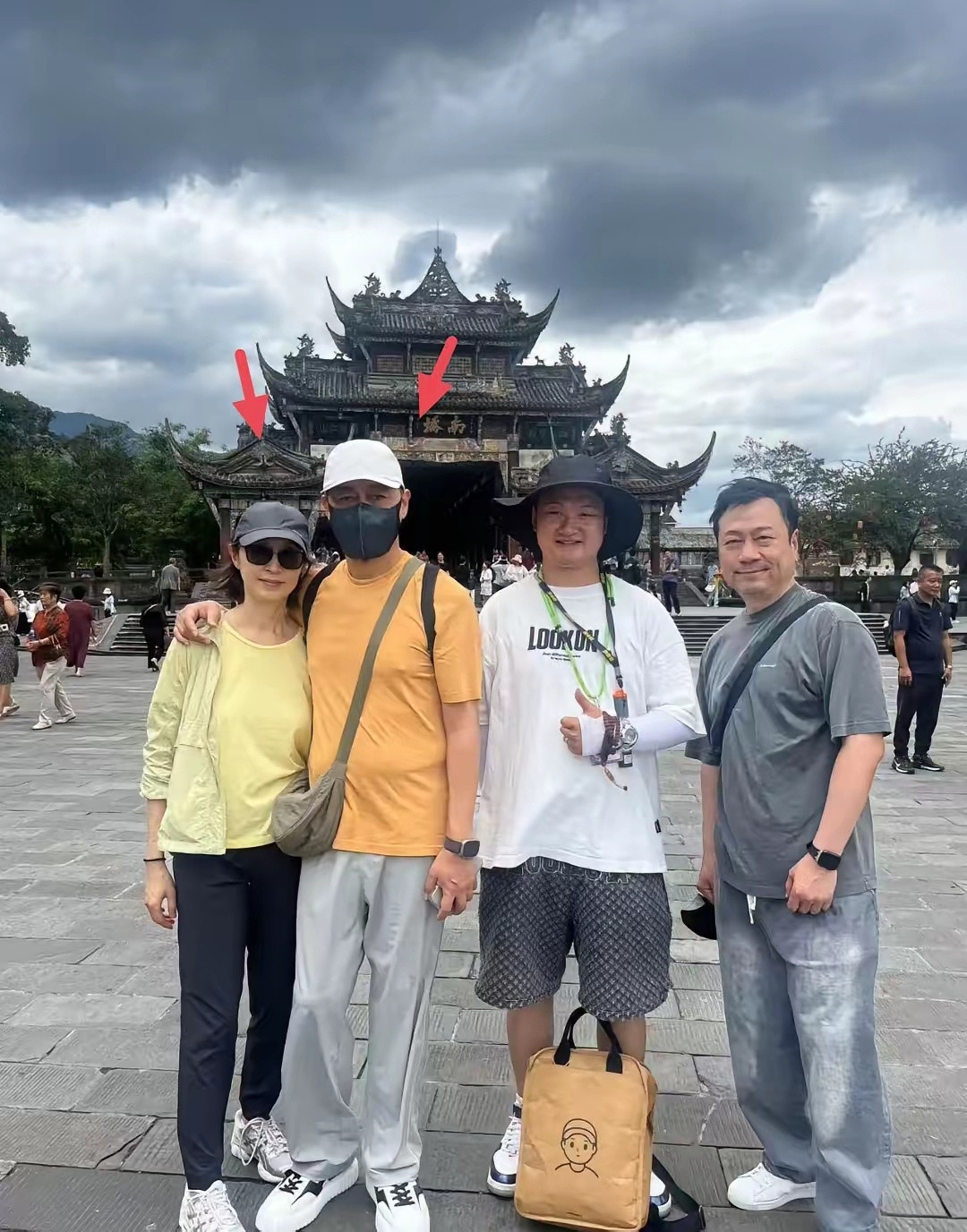 62岁刘青云和老婆郭蔼明现身都江堰旅游，夫妻俩都打扮休闲大方，互相勾肩搭背，看起