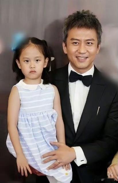 邓超家的女儿好厉害啊，小小年纪就会做如此精美的鸡蛋羹。从图中可以看出，鸡蛋羹