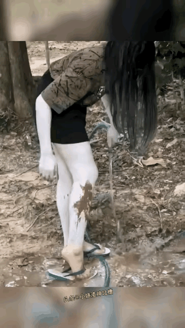 这个人腿上的颜色、胳膊上的颜色是一样的，而脚上的颜色又是一个颜色，这就说明有问题