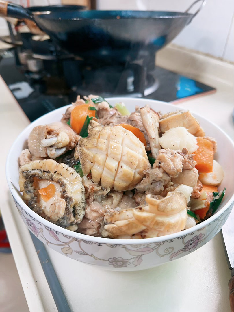 中午给我妈做了清远鸡炖鲍鱼～我妈超级满意！她说我可以开餐馆了～我比我爸还会做菜～