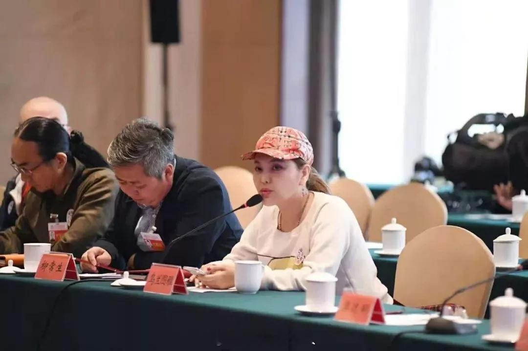 谁能管得了我图开会咋了衣柜里掏出一件就穿上