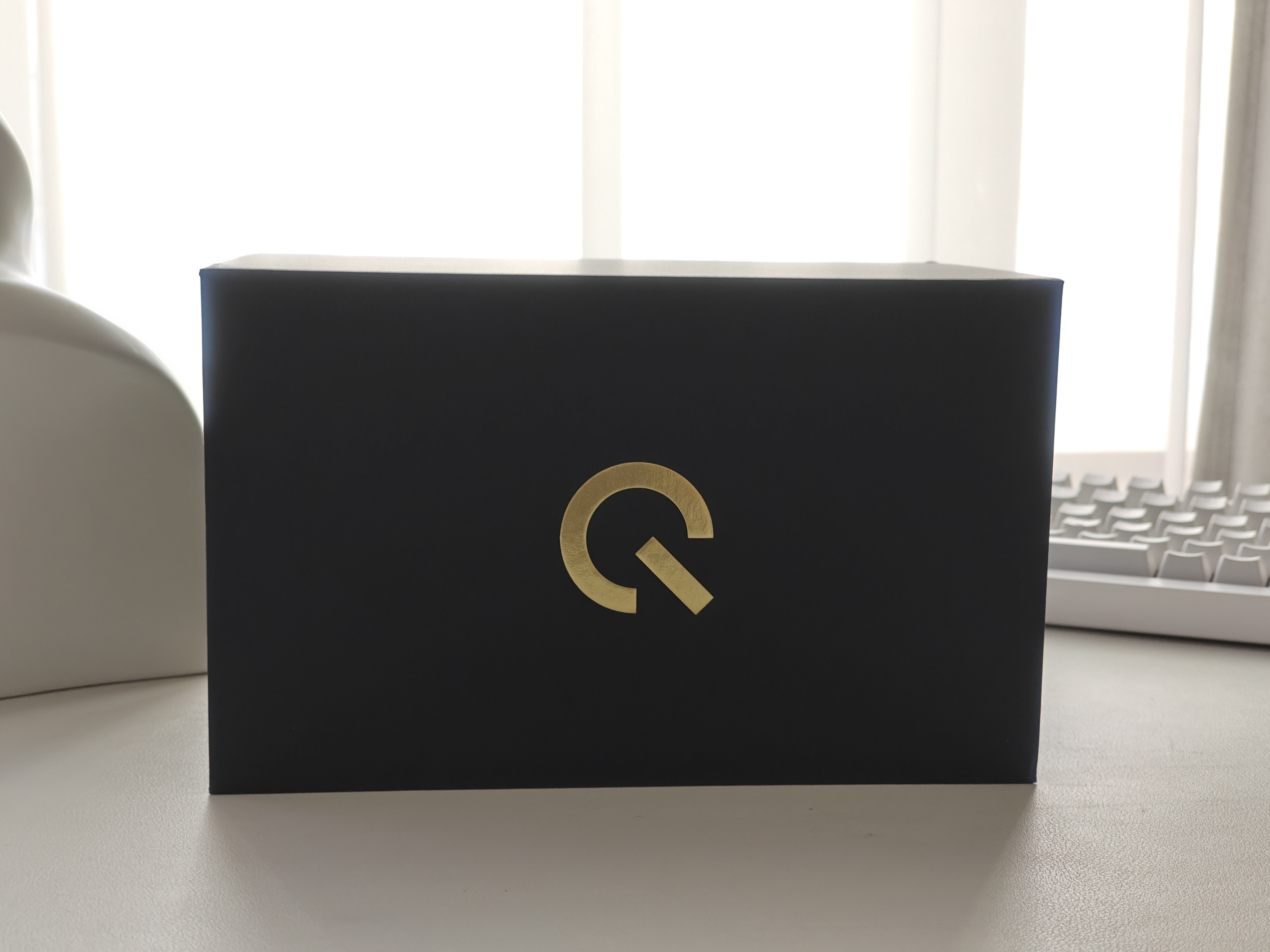 收到了一杯也超满足，一机制胜的iQOONeo11邀请函，里面是一个可折叠的水