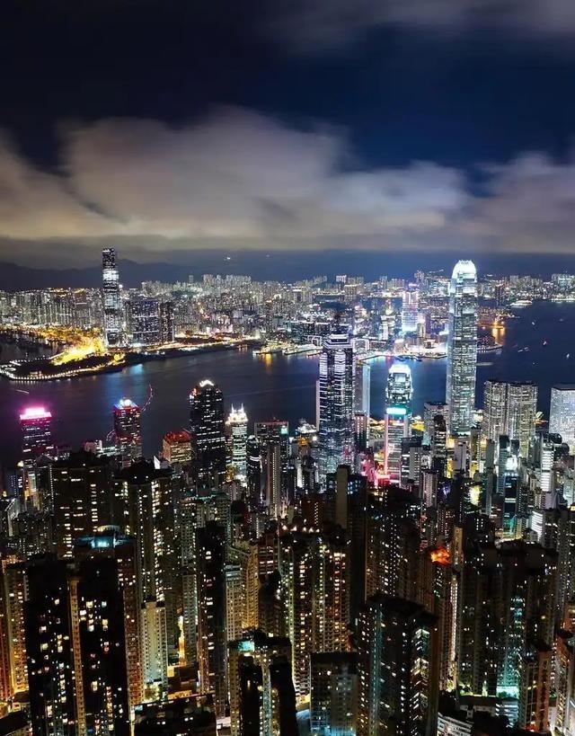 香港凭什么财政独立？说白了，香港政府不靠中央财政拨款，也不需要地方债融资，甚至不