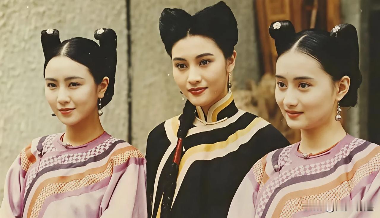 这张老照片中，李嘉欣有一种压迫式的美，锋芒毕现，根本不容忽视，袁洁莹的美呢，有一