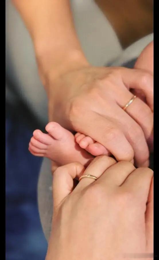 恭喜！刘品言诞下女儿，抱宝宝合照状态超美，宝宝脸圆鼻高太漂亮