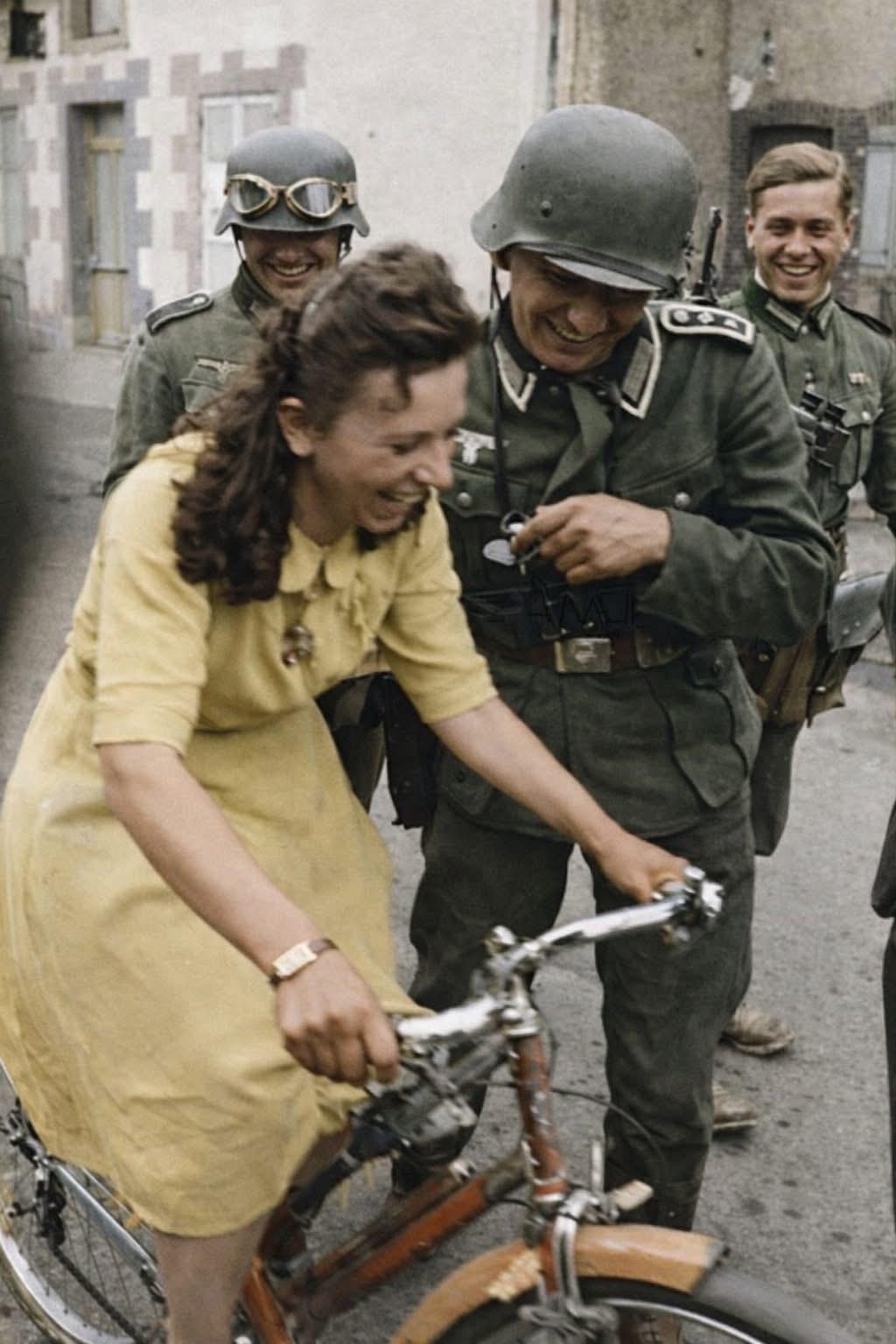 1940年，巴黎沦陷后的当地女子，貌似与德国占领军士兵玩得蛮嗨啊！战后这些女性都