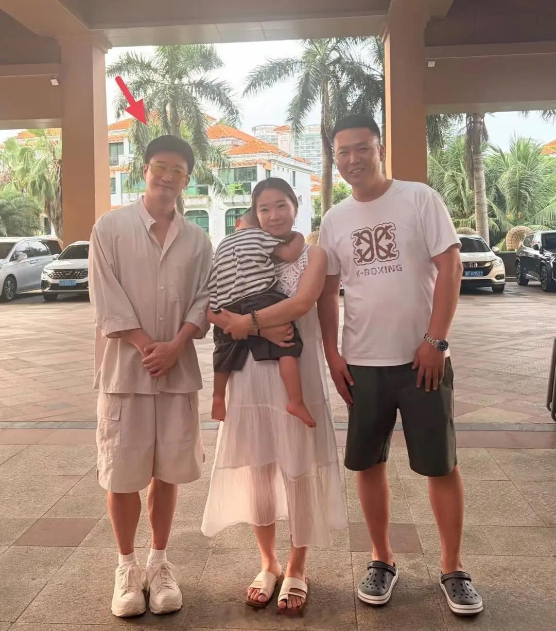 吴京和家人现身海南旅游被偶遇，他穿着一身简单休闲服，戴着眼镜，看起来很彬彬有礼，