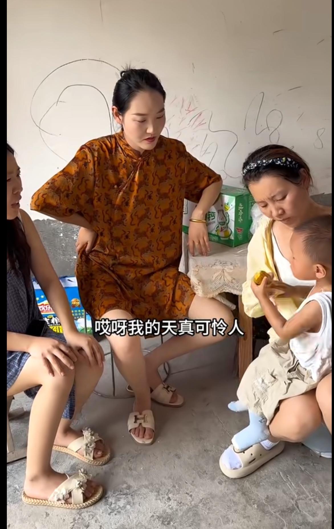 小雪儿子在秋千上摔下来了，身上青一块紫一块的，老公不上班也不在家，自己做饭时孩子