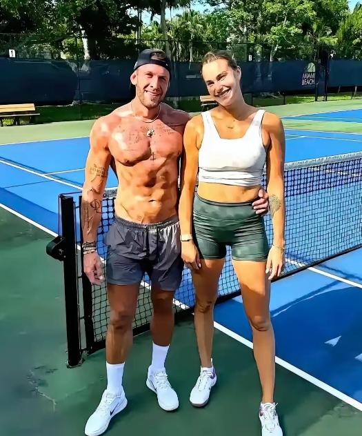 萨巴伦卡丧失了两位亲人！她小时候是跟着当冰球运动员的爸爸误打误撞接触网球的。