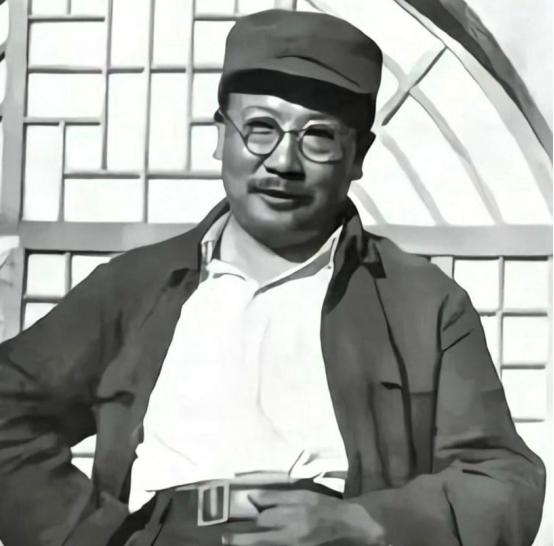 1943年，有个叛徒主动找到了李克农，哭着说自己知道错了，求李克农给个改过自新的