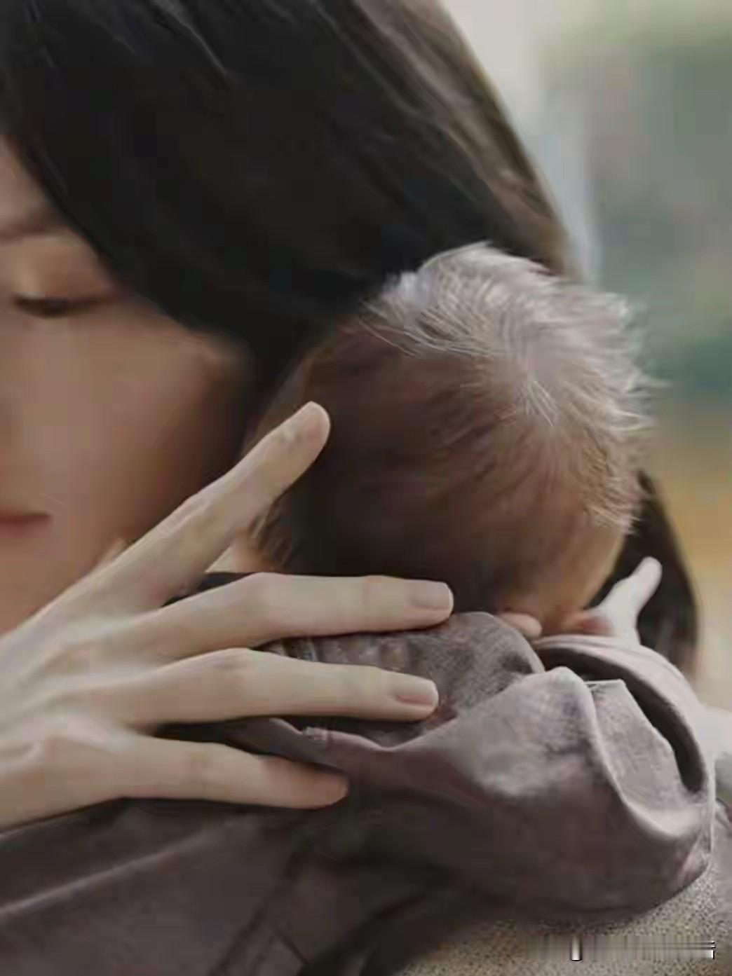 何穗出来工作，接受采访。她说生了baby以后，跟原来完全不一样了，出去时间太长