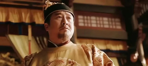 刚开始，很多人看《藏海传》里张国强演的皇帝不太对劲，觉得绷得太紧，甚至怀疑张国强