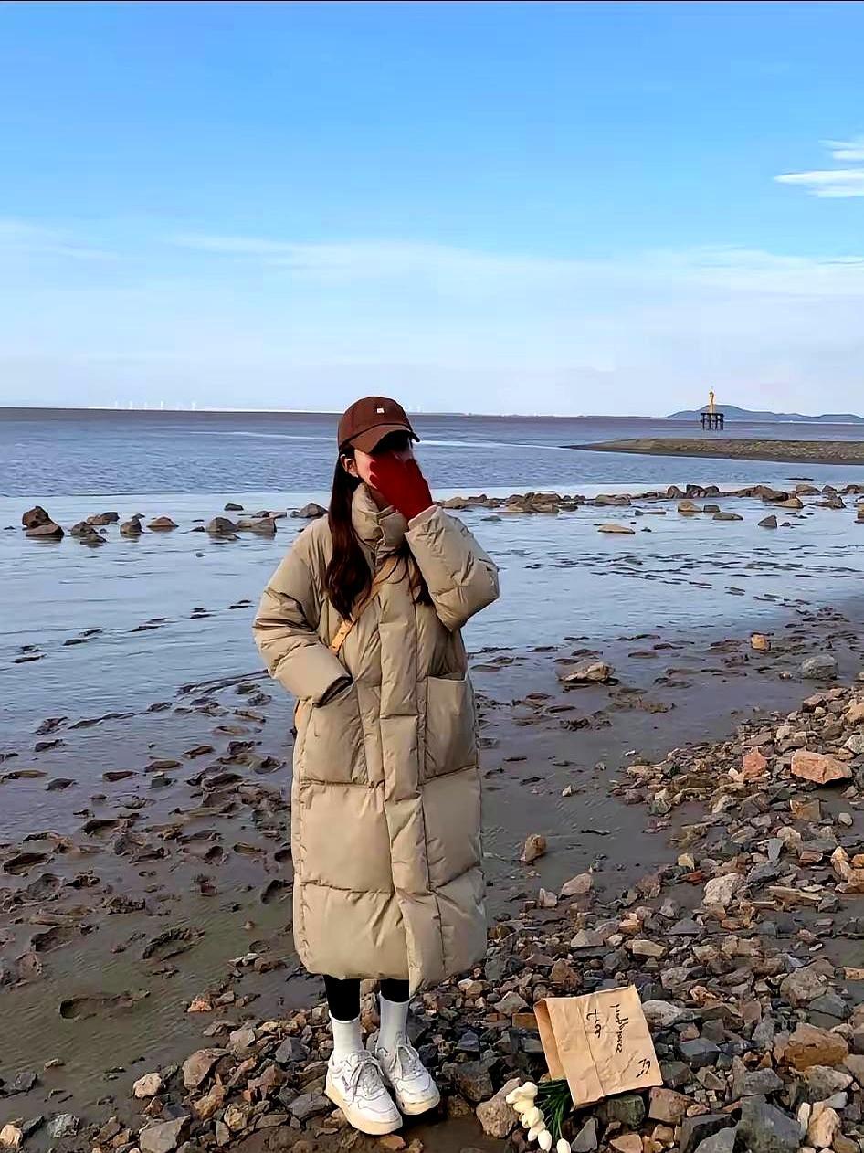 浅卡其羽绒服，看着温柔，穿上直接变“脏脏包”。北方冬天一刮风，后背袖口秒成