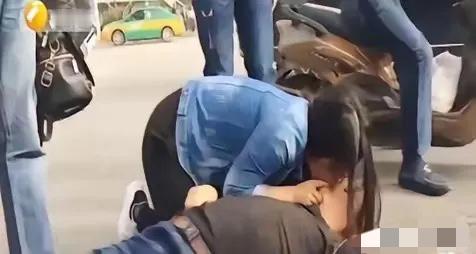 西安一女孩跪地抢救晕倒老人，老人不幸离世，谁料4天后，女孩发现对方家属全城拉横幅