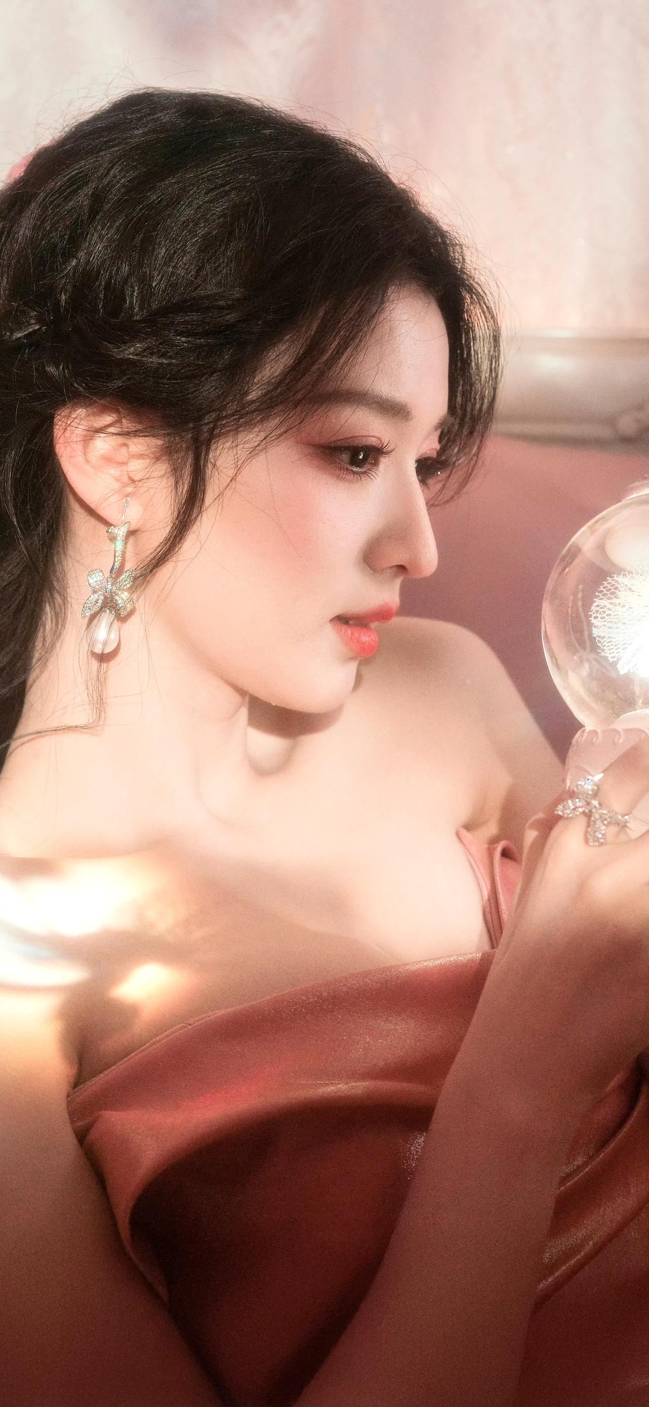 王楚然身高至少有172，比例甚至超过关晓彤，就像九天临凡的仙子她的每一次亮相，都