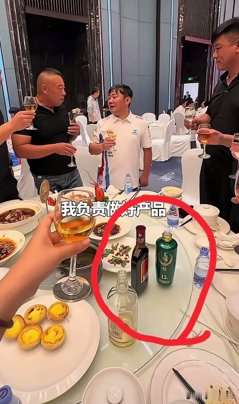 张雪这次宴请全国代理商，真的是下了血本！可这桌酒最有意思的地方，不是价格高，