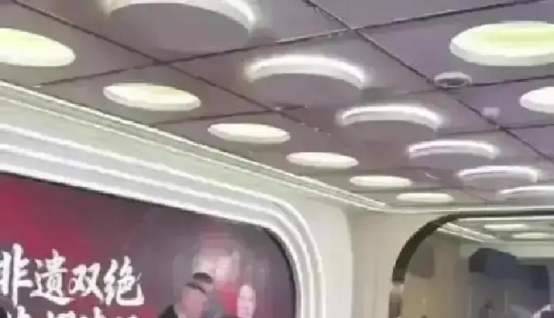 张九南名字突然从德云社海报上消失，粉丝炸锅。2023年他私下接商演没报备，社里