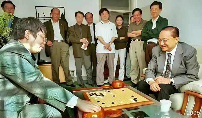 这是1993年棋圣聂卫平和金庸对弈的场景。看的出来，两人都很从容淡定，真是棋逢对