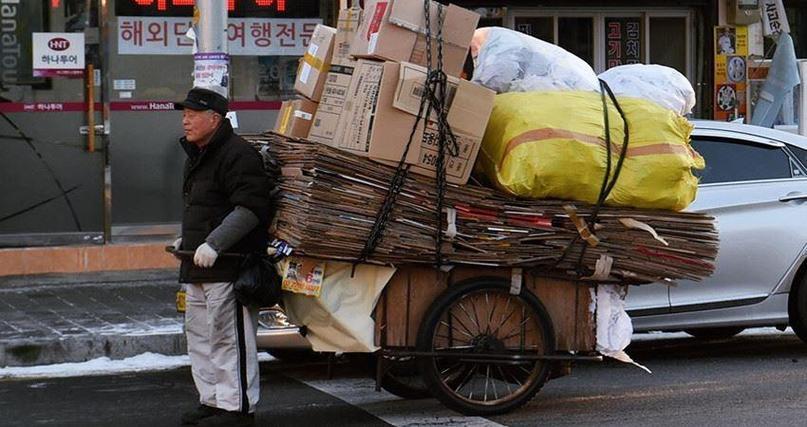 进入灭亡倒计时？韩国或将成为世界上，首个自然消失的国家 首尔地铁站里，头发花