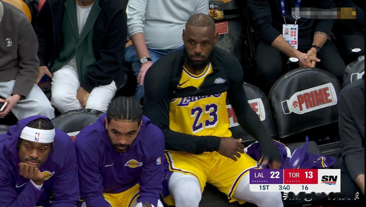 我忍不住要怒喷湖人巨星詹姆斯！在今天湖人客场挑战猛龙的比赛中，目前双方的第一节比