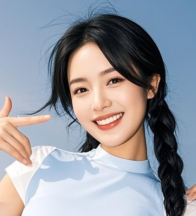 早安😄把晴朗编进辫梢，让衣角兜满风的心跳——青春是自带滤镜的街拍，每帧都是恰好