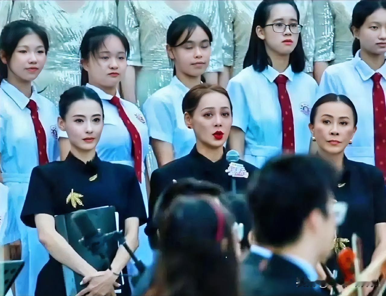 我在张柏芝身上发现一个玄学而且准的吓人那就是只要有她在的合影，不管穿啥