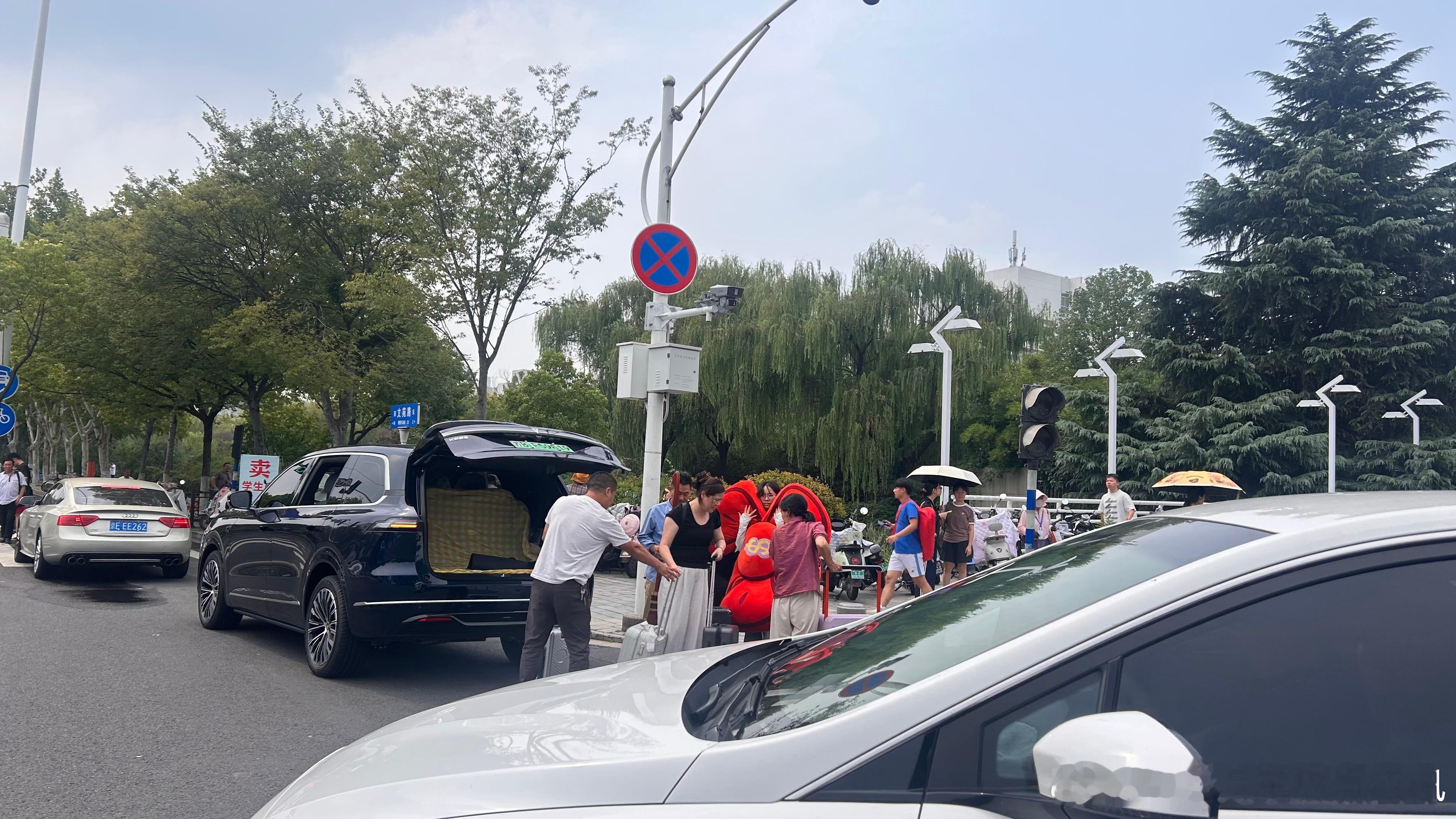 车主举手看过来！新生开学，行李箱穿成串挂车后，同款车+神仙装法，这波操作既实用又
