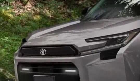 目前，第六代RAV4的局部图已经被曝光。整体而言，新一代车型沿用了现款硬朗的