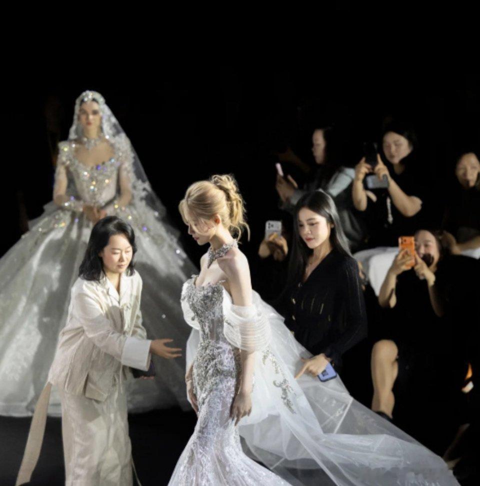 好适合的发色，比结婚那套好看太多！她这套和发型有种利落的美，把头发都梳上去了，也