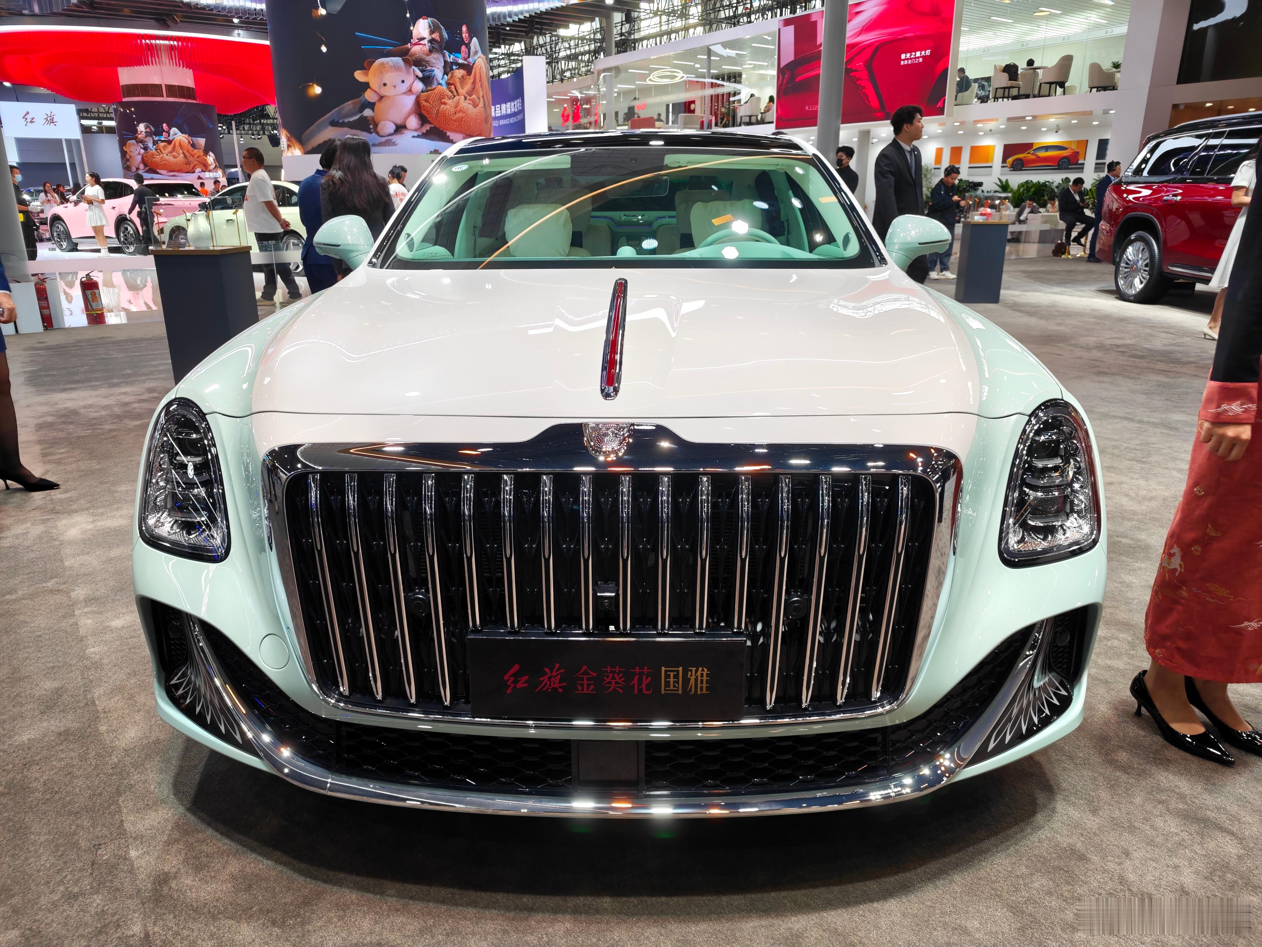 第一次见到选配了90万的国产顶豪，红旗金葵花国雅，V8,起步186万，这辆独一