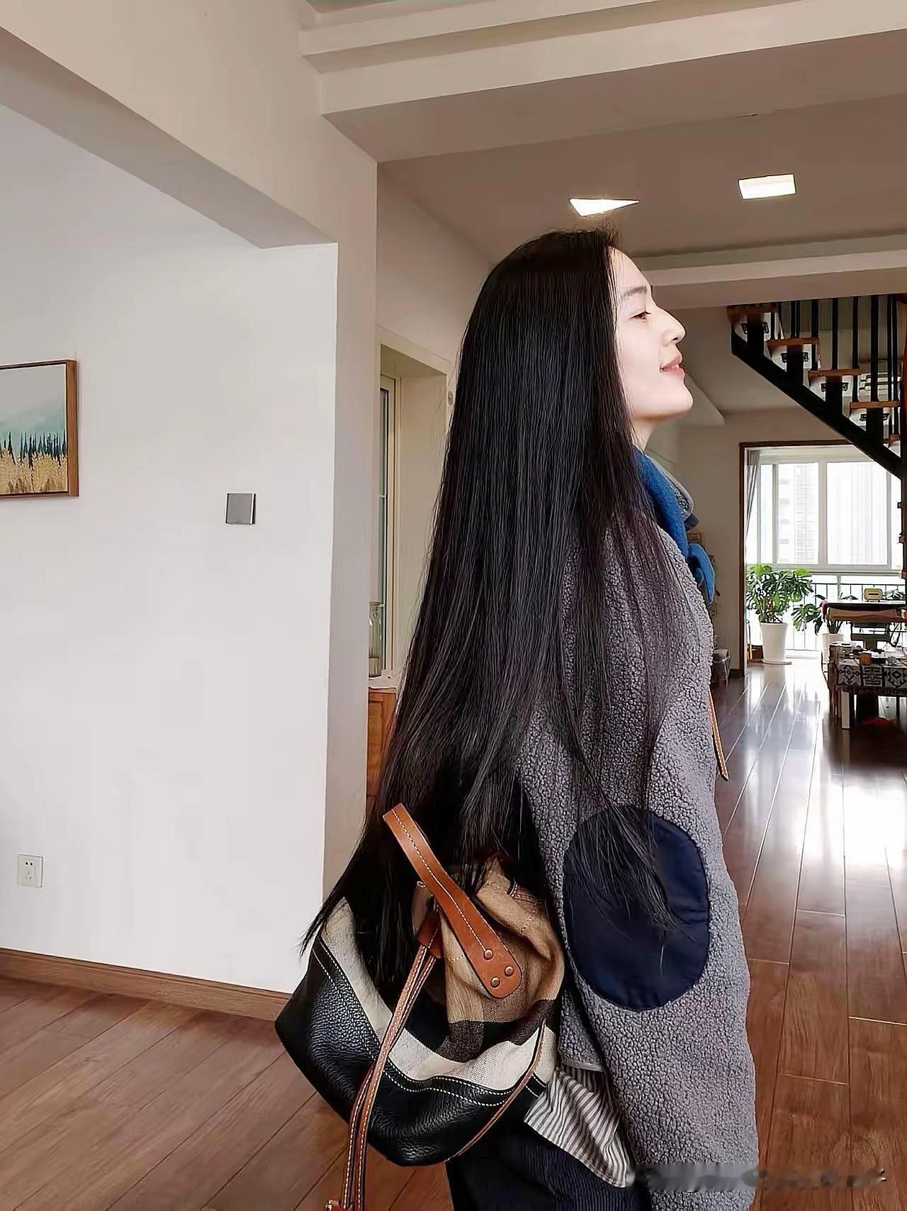 阳光洒进来的午后，温柔的黑长直发，时尚穿搭，美好时光。