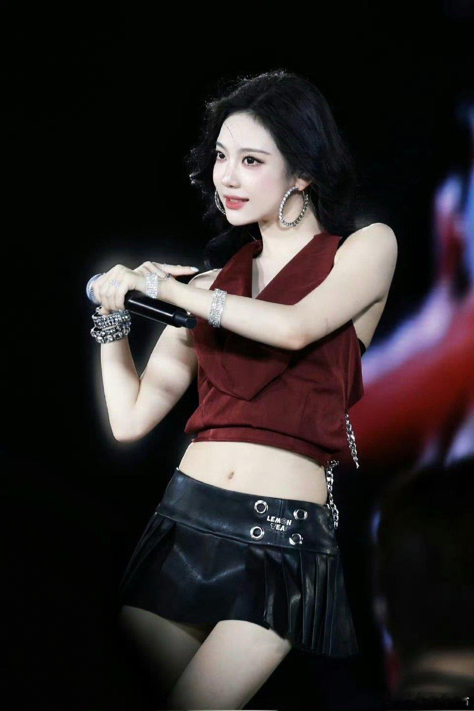 宁艺卓曼谷我不行了，这个宁艺卓真的美疯了，美貌就是第一生产力！