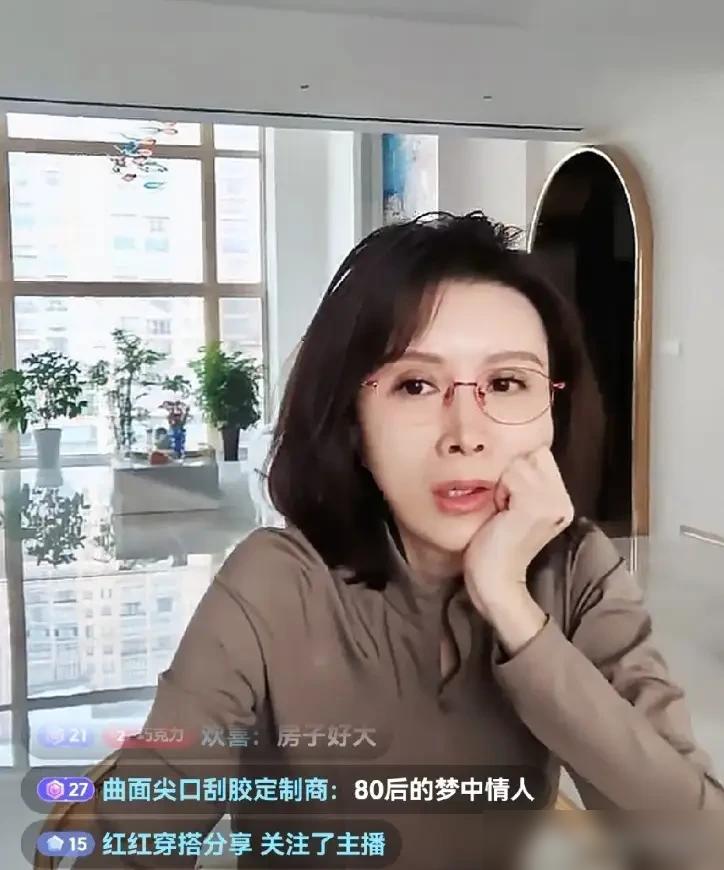 金巧巧最近直播晒居家运动，背景摆着普拉提器械和瑜伽垫。她现在主要盯着俩娃的运动，