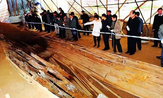 2010年，山东菏泽市区准备建造一座商贸大厦。就在工人们挖完地基时，却不巧赶上一