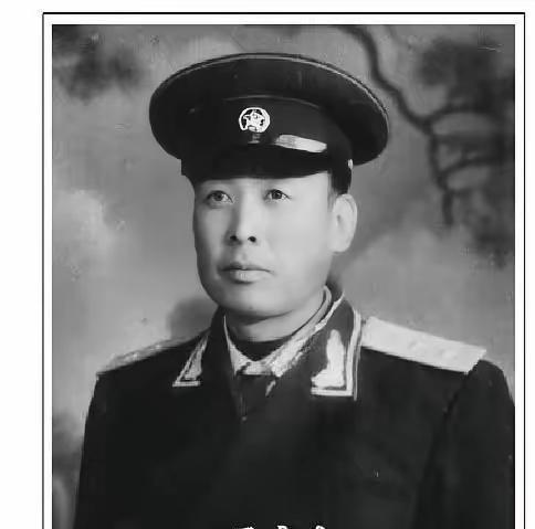 1943年，八路军排长伪装汉奸，在日军宴会上大吃大喝，旁边一个日军头目问：“你是