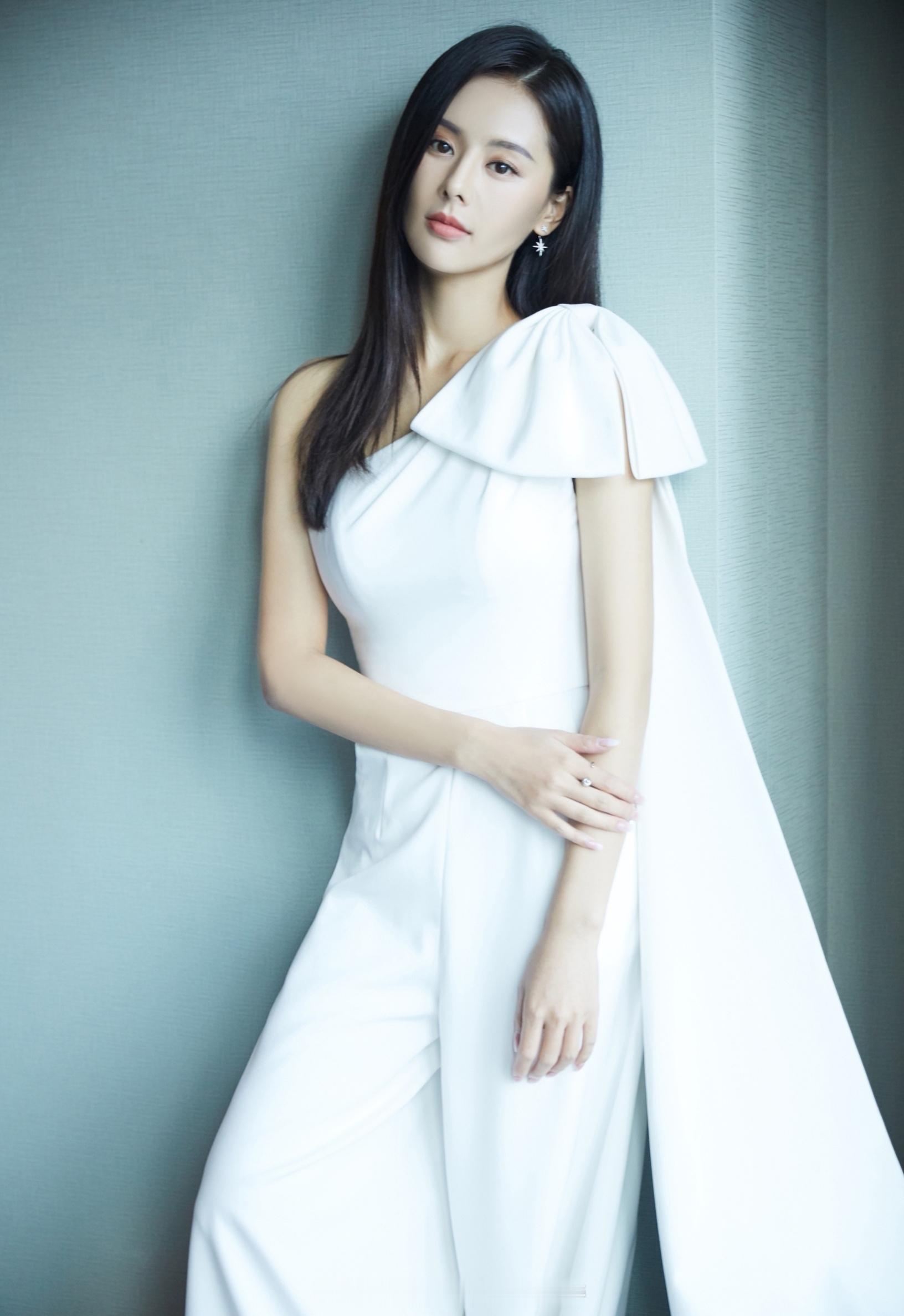 美女校花吴佩柔，中央戏剧学院，92年，摩羯座，身高168cm，体重48kg，来自