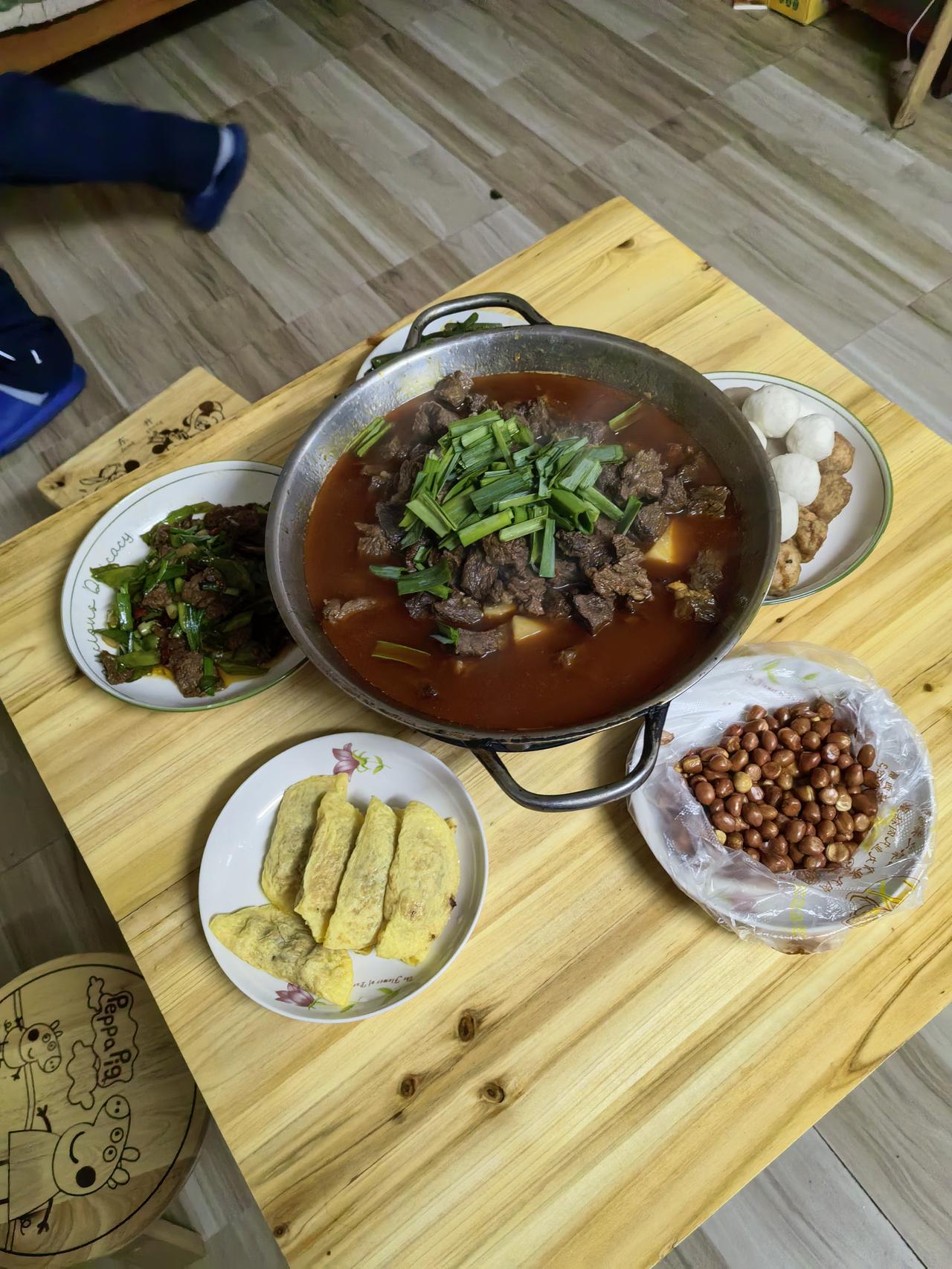 休班不摸锅？不存在的！今天把小家伙接过来，必须安排一桌硬核家常菜。小炒黄牛