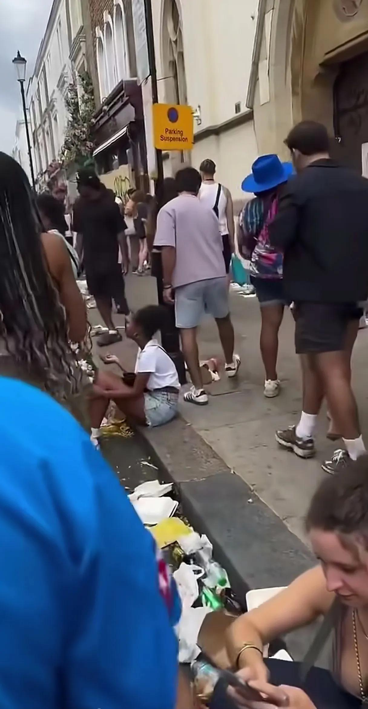 互联网真是好东西，现在拿个手机就能直播世界各地，你能想象伦敦街头会这么脏吗？中国