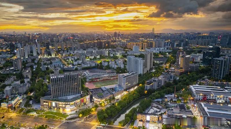 现在太原楼市里面那些明显房价高的地方，降幅会比较大。太原楼市那些本来房价就不是