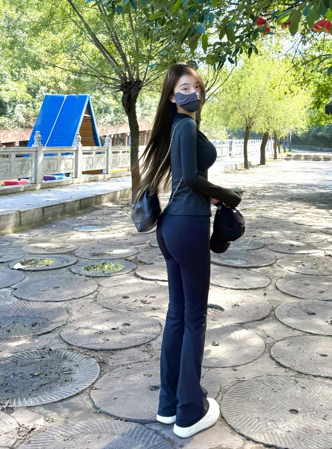 初春真的太适合爬山了，不闷不热，风一吹特别舒服。脱掉厚重的外套，轻装上阵走在