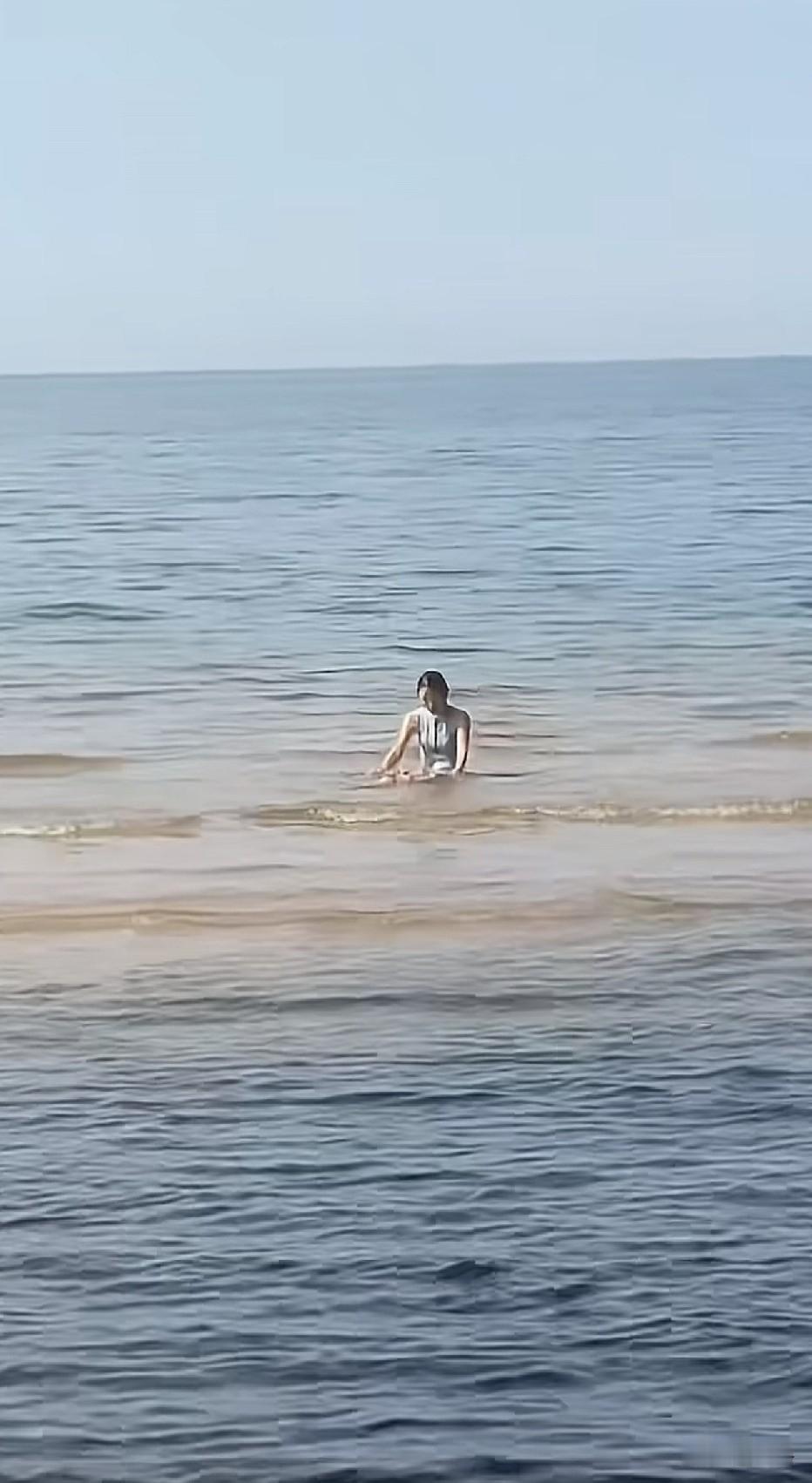 为了捞个戒指，硬是把海水都搅浑了