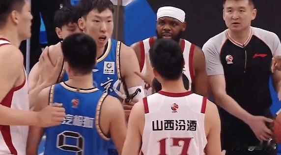 焦海龙谈跟周琦的冲突：“比赛很激烈。”“大家都想赢。”“所以发生点摩