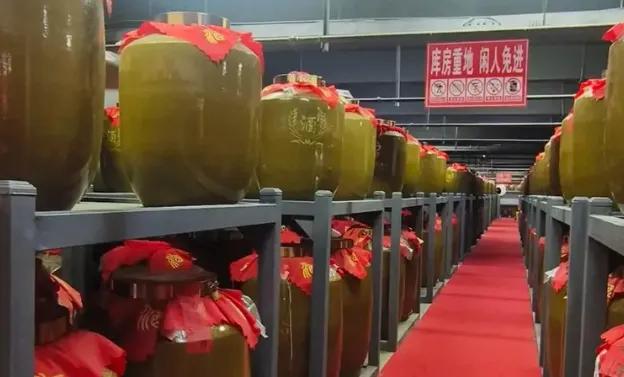 茅台都卖不动，我们咋活？在茅台镇，干了40多年的老罗指着满仓500吨酒苦笑。