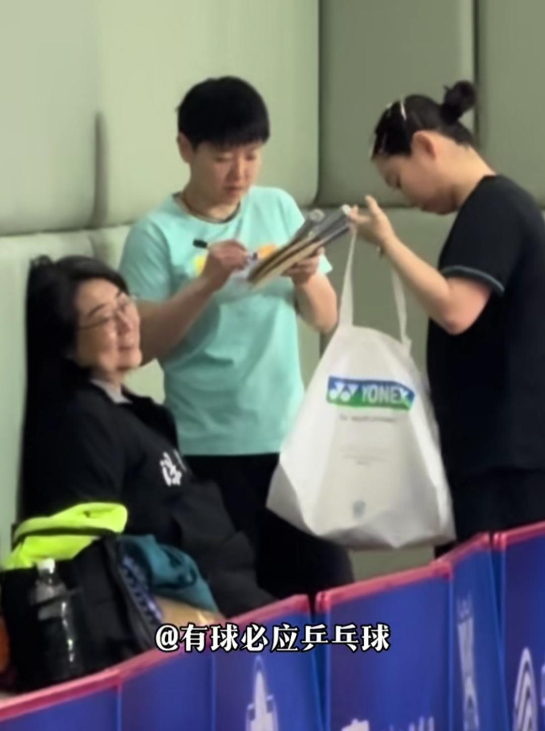 别走，必须签！看佳佳拿着一堆球拍和秋衣让莎莎签名，莎莎那小表情太逗了！如今莎莎