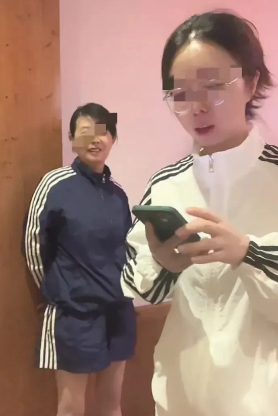 真是佩服田静啊，走哪都不忘赚钱呀，即便是暑假带着一家出来旅游呀，晚上在酒店也不忘