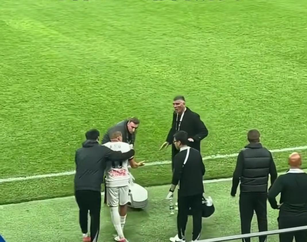 蓉城不能出现将帅不和的情况啊！川渝德比席尔瓦被换下很明显是不满意的，下场后和主教