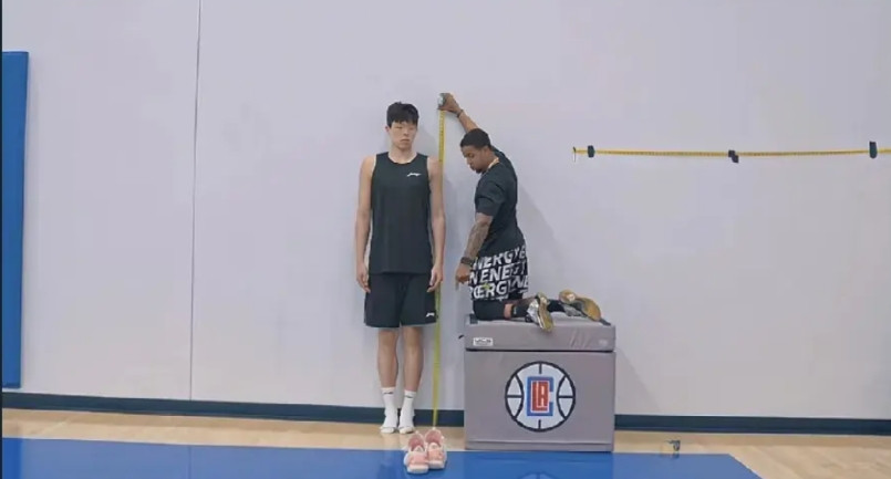 杨瀚森又长高了啊，杨瀚森如今已经在美国进行NBA试训了啊，进行体测体能训练，其中